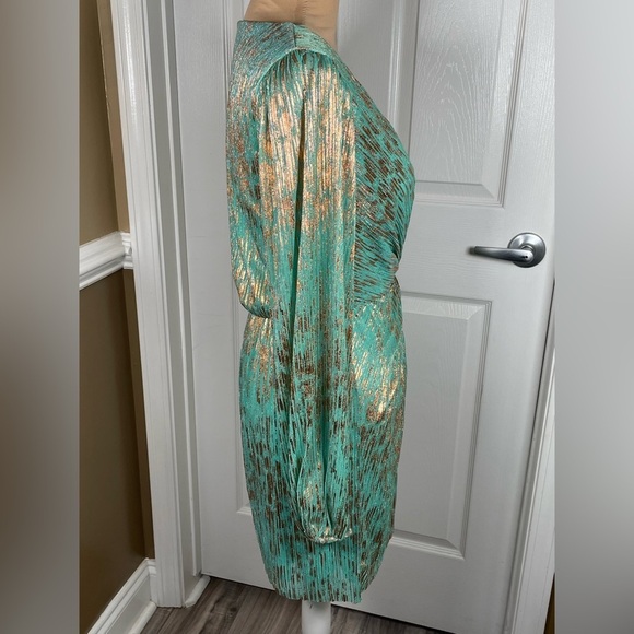 VICI CRISHELLE TWISTED FRONT METALLIC
PLISSE - MINT DRESS - Picture 7 of 11